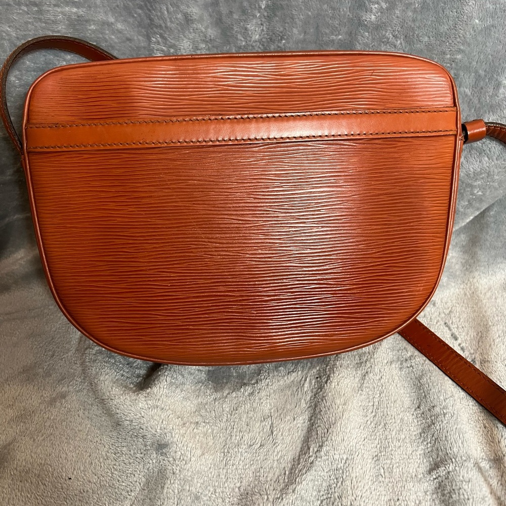 LOUIS VITTON EPI Jeune Fille Epi Crossbody in Kenyan Fawn color - Picture 8 of 16